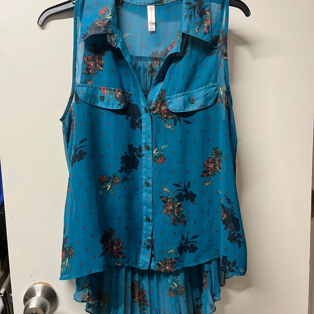 Xhilaration floral top. Great over a cami (not included) asymmetric.size M